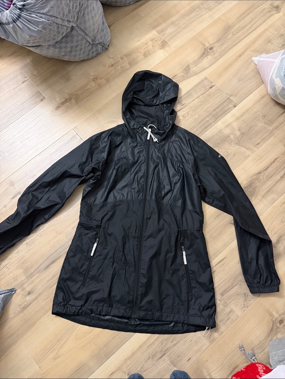 size medium black columbia windbreaker
